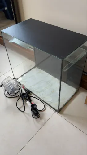 AQUARIO 25 LITROS COM TAMPA