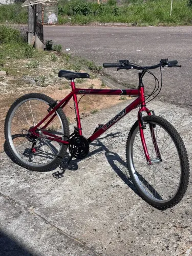 Vendo bicicleta aro 26, na cor vermelha, em ótimo estado e funcionando normalmente.