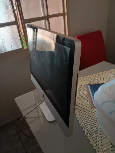 Vende se computador da Apple usado em bom estado de conservação 