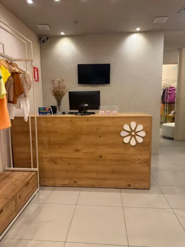 Mobília e estrutura completa de loja feminina localizada no Shopping Sete Lagoas