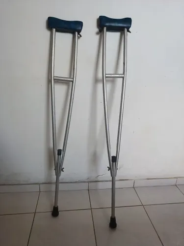 Vendo essa muleta de alumínio