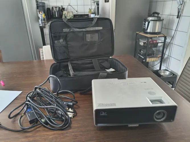 Projetor LG DS125-JD funcionando com bolsa de transporte