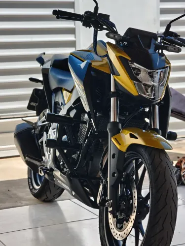 CB 300F 2024/2025 DOURADA.
