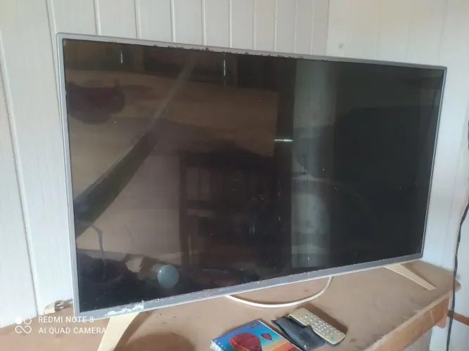 Vendo essa tv com de feito 