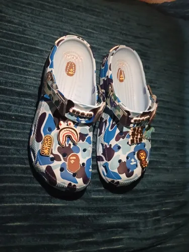 Crocs seminovo com alguns detalhes
