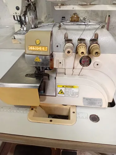 MÁQUINA OVERLOCK SINGER COM MOTOR DRIVE 
