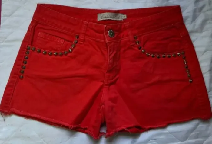 short jeans laranja com tachas costume est