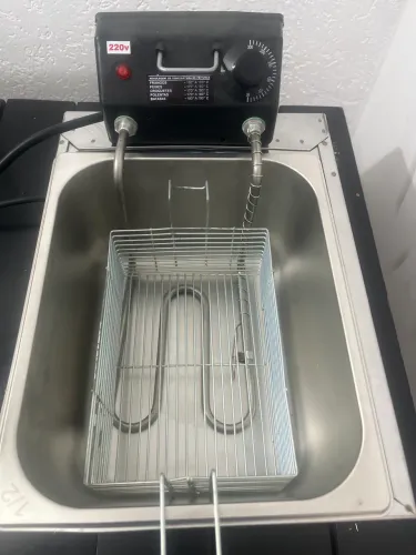 Fritadeira elétrica profissional 6 litros Cuba funda na promoção 