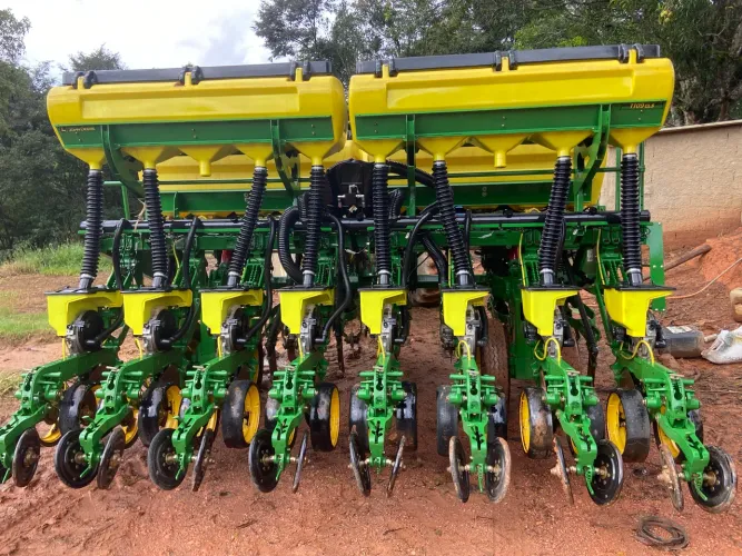 Plantadeira jonh deere 8 linhas