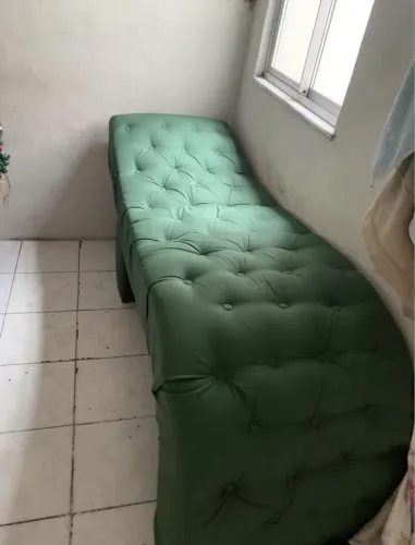 MACA DE ESTÉTICA VERDE EM CAPITONÊ