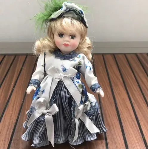 Boneca em porcelana(toda articulada)