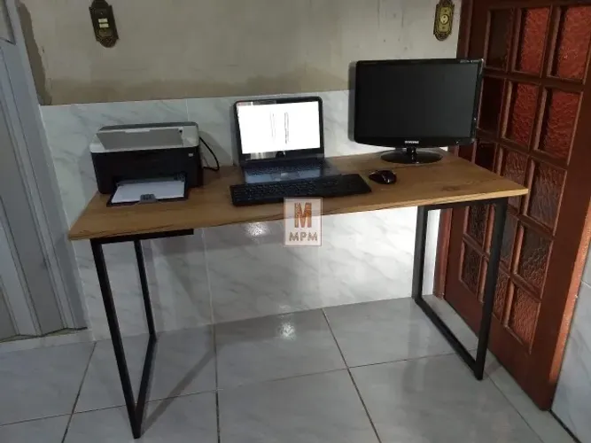 Mesa Escrivaninha grande em aço Amadeirado