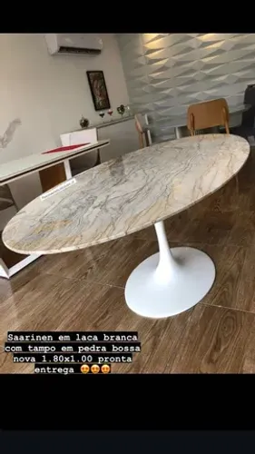 Mesa saarinen em mármore 