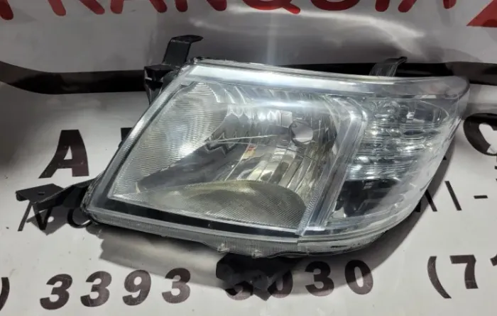 Farol lado esquerdo Hilux 2012 a 2015 c/ detalhe