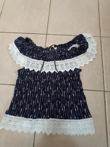 Blusa estampada com renda branca