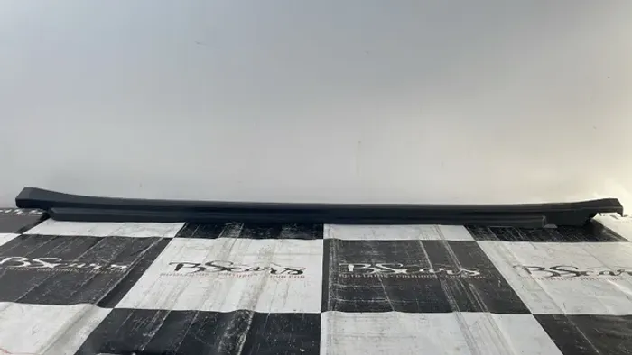 Spoiler Lateral Esquerda Tracker 2021 22