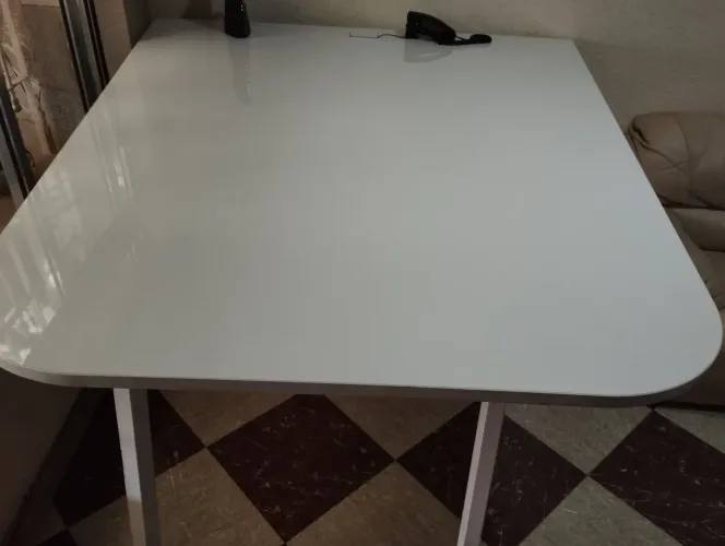 Mesa grande com estrutura alta em laca e formato personalizado fabricação Flexform.