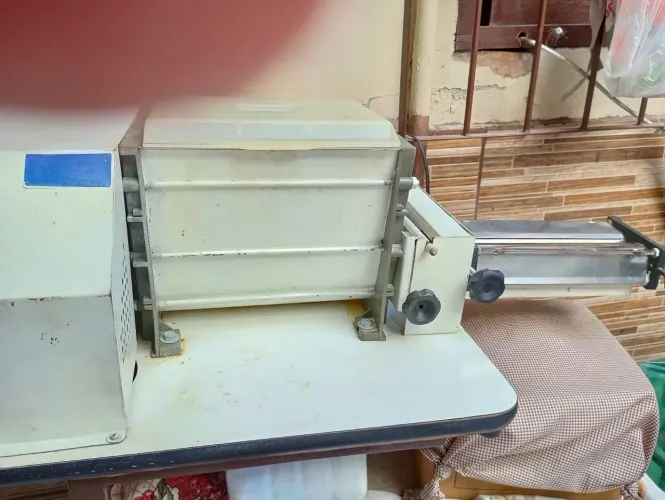 Maquina de massas / cilindro elétrico / Moedor