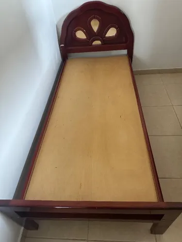 Cama e colchão de solteiro