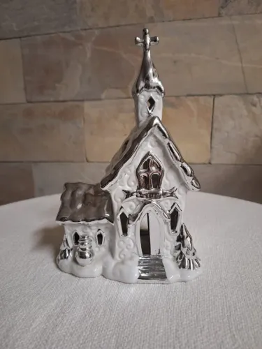 Igreja de Porcelana Branca e Prateada