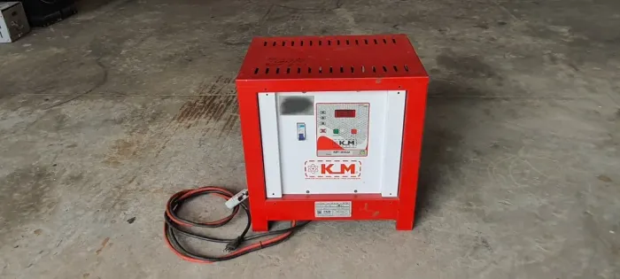 Carregador de Baterias Industrial KM KMTi 24V e 36V - 220V - Recondicionado