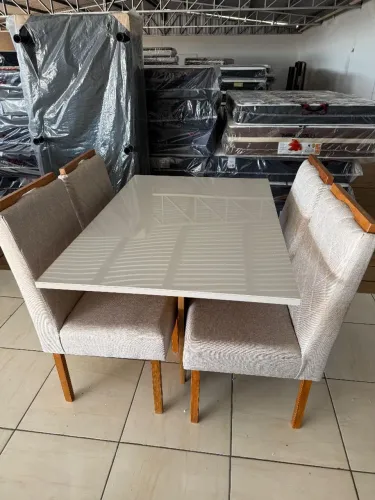 Mesa de Jantar com 4 cadeiras