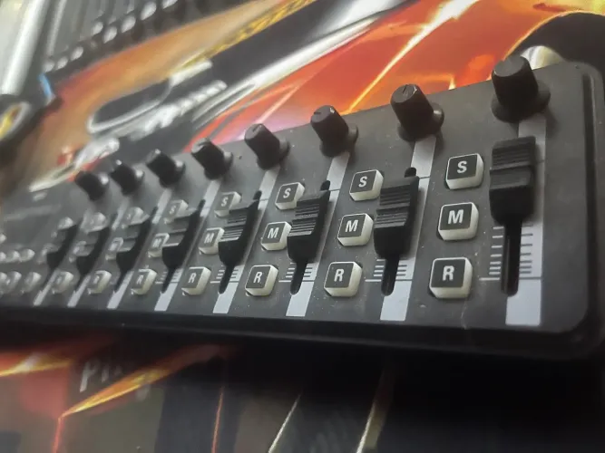 Mini Mixer/Controlador MIDI para Estúdio