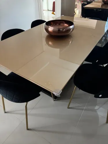 Mesa de Jantar laqueada tampo Vidro com Base Dourada