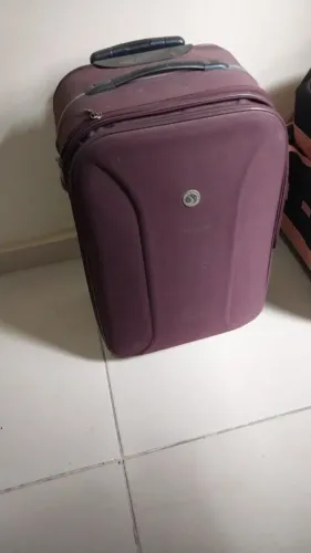 Mala de viagem com pequena avaria