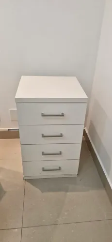 Gaveteiro de escritório com 4 gavetas e dimensão de 43 cm larg X 43 cm prof X 70 cm alt