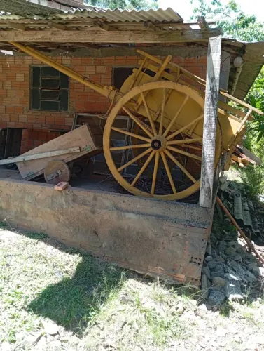 Carroça antiga com mais de 120 anos-rodas de madeira revestida com ferro