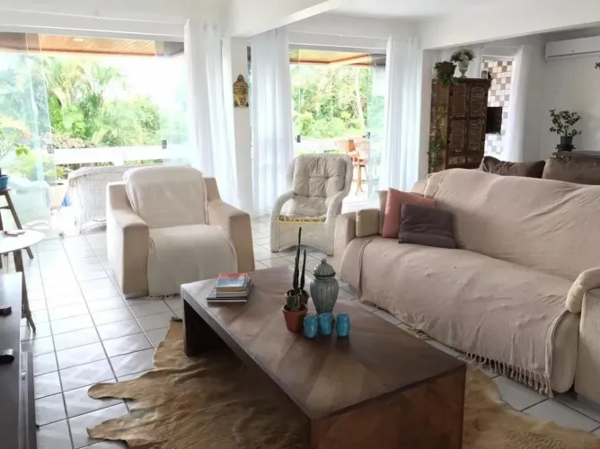 Deliciosa casa à venda na Praia Brava - conforto e praticidade a poucos passos do mar