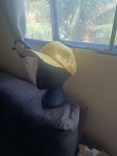 Boné de Paetê Dourado