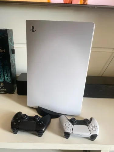 PlayStation 5 (PS5) com Dois Controles 