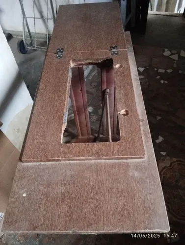 Vendo uma armação de mesa de máquina de costura antiga