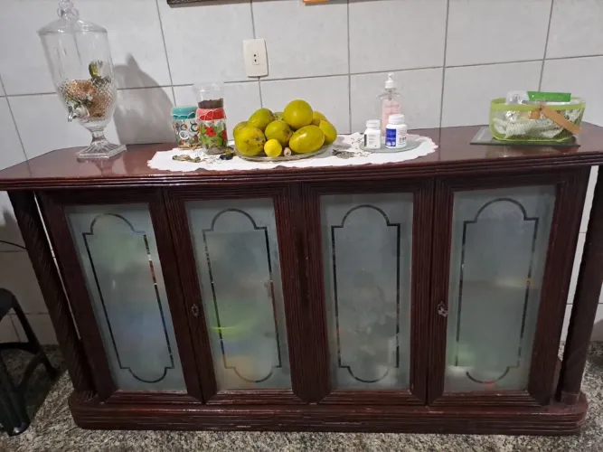 Rack de madeira com 4 portas de vidro