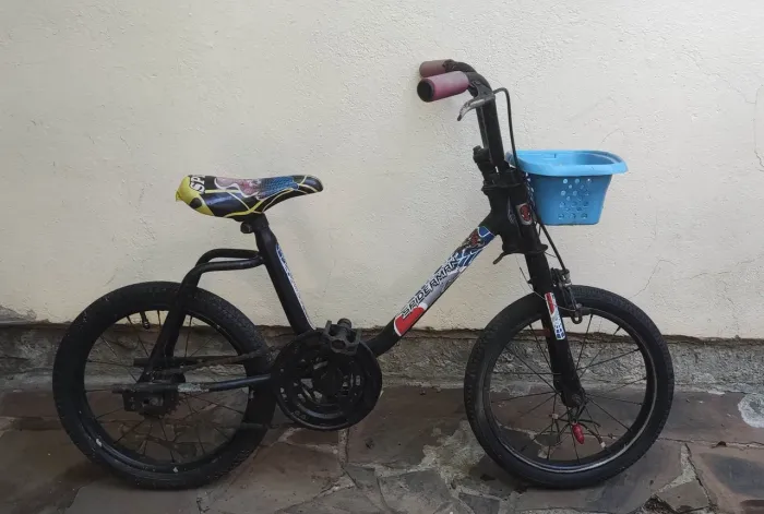 Bicicleta menino homem aranha