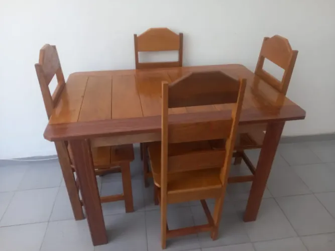 Mesa de Jantar de Madeira Maciça com 4 Cadeiras, a partir de 350 a 80 por 80 avista.