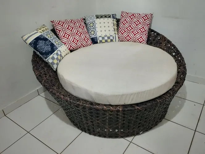 Sofá Redondo de Vime com Almofadas
