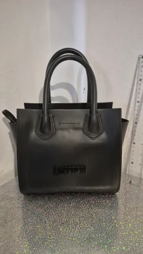 Bolsa preta lança perfume 