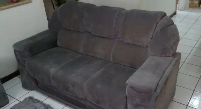 Sofás de 2 e 3 lugares mais puff