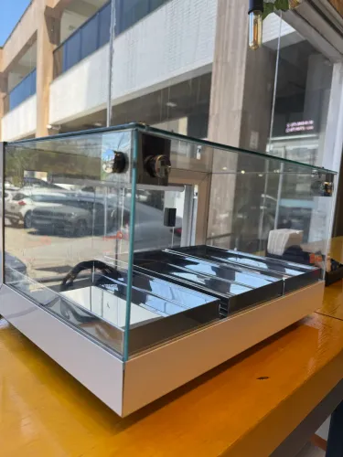 Vitrine neutra branca (luz de led)