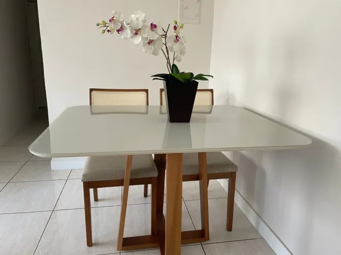 Mesa madeira de jantar moderna com design elegante