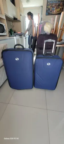 Vendo malas de viagem.