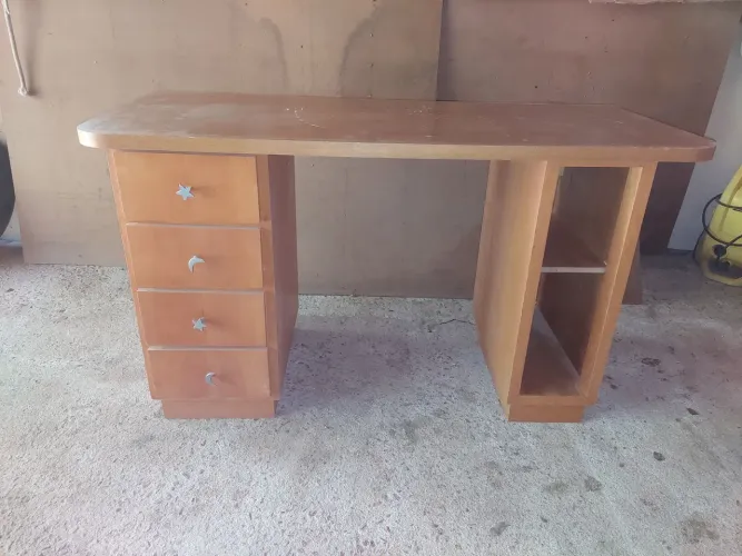 Escrivaninha de madeira com gavetas e nicho - design único