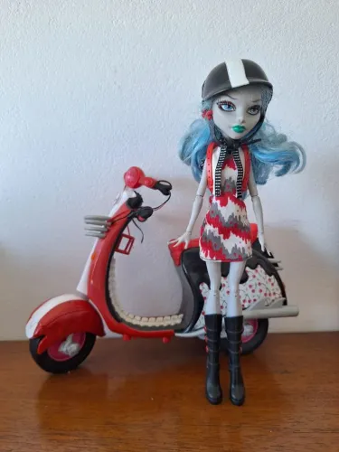 ghoulia e scooter monster high 
