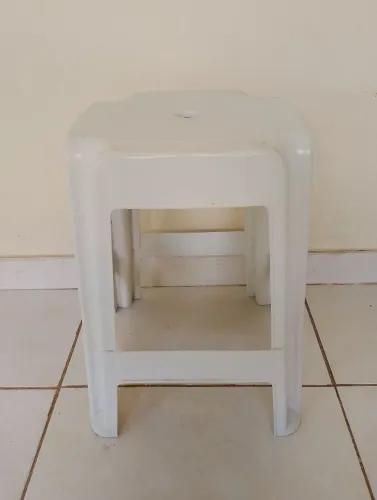 Banqueta ou banco de plástico.