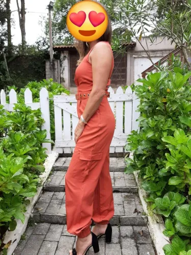 Macacão laranja com cinto e bolsos