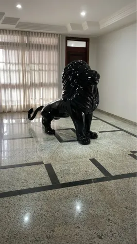 Escultura Luxuosa de Leão