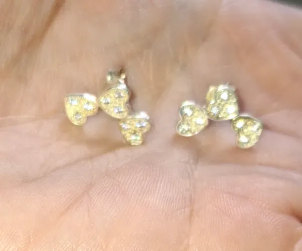 Brincos Estilo Ear Cuff Trio de Corações 